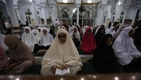 Sejumlah warga mengikuti dzikir akbar dan doa bersama di Masjid Raya Baiturrahman Banda Aceh, Aceh, Minggu (22/12/2024). 