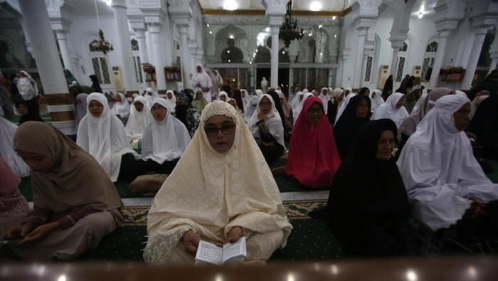 Zikir akbar mengenang 20 tahun tsunami aceh Sejumlah warga bershalawat saat menggelar zikir akbar dan doa bersama di Masjid Raya Baiturrahman Banda Aceh, Aceh, Minggu (22/12/2024). Zikir akbar dan doa bersama yang dihadiri ribuan warga di Masjid Raya Baiturrahman itu dalam rangka mengenang peristiwa 20 tahun bencana Tsunami 26 Desember 2024. ANTARA FOTO/Ampelsa/rwa.
