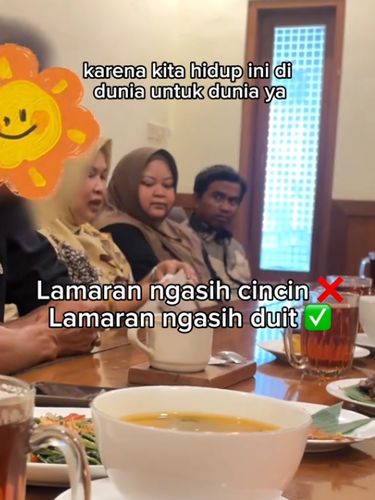 Acara lamaran viral, ibu dari keluarga pria memberikan uang untuk calon menantunya.