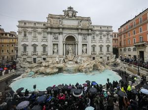Nyemplung ke Trevi Fountain, Turis Tipsy Diblacklist Selamanya