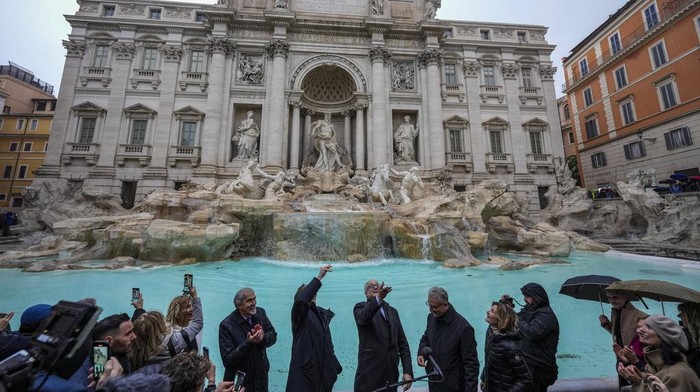 Drama Hari Pertama Penerapan Tiket Berbayar di Trevi Fountain