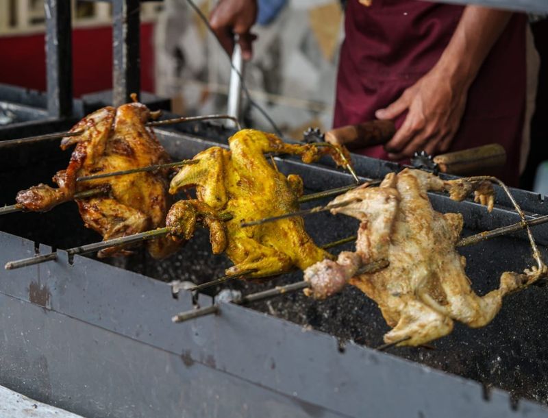 Ayam kampung yang sudah dilumuri bumbu dipanggang selama 20 menit