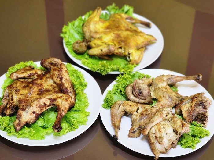 Ayam kampung guling yang sudah dipanggang siap dipotong menjadi beberapa bagian sesuai permintaan konsumen