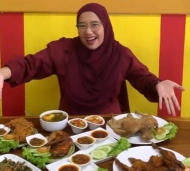 Ayam kampung guling, sayur asem, lalapan dan aneka sambal siap santap