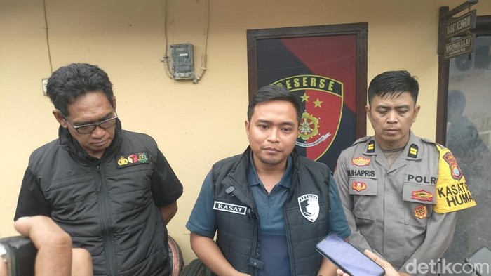 Kasat Reskrim Polres Polman AKP Muhammad Reza Pranata  (tengah) didampingi Kasi Humas Iptu Muhapris dan Kanit Resum Reskrim Polres Polman Iptu Iwan Rusmana.