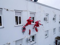 Aksi Sinterklas Beri Kejutan untuk Pasien Anak di RS Kroasia