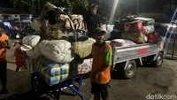 Aktivitas bongkar muat barang di Pelabuhan Nusantara Parepare. Para penumpang bisa menggunakan jasa buruh angkut barang di lokasi.