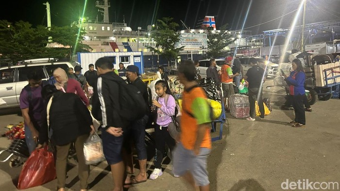 Aktivitas di Pelabuhan Nusantara Parepare.