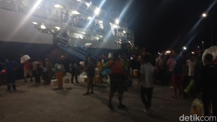 Aktivitas di Pelabuhan Nusantara Parepare.