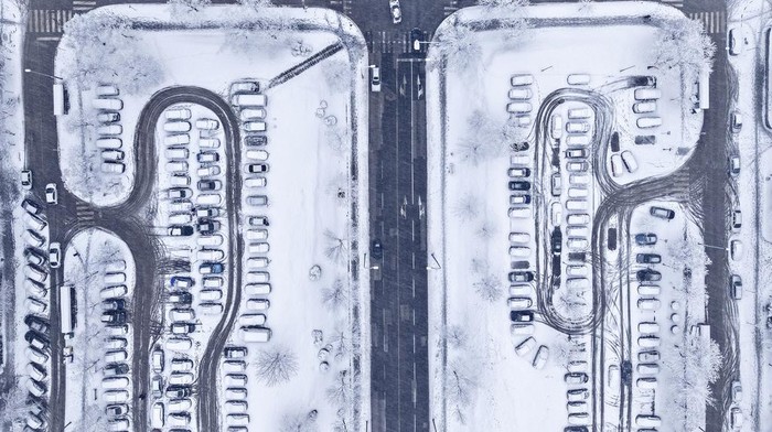 Aliran Listrik Ribuan Rumah di Bosnia Putus Imbas Badai Salju An aerial view of traffic and parked cars during heavy snowfall in Alipasino Polje neighborhood of Sarajevo, Bosnia, Monday, Dec. 23, 2024. (AP Photo/Armin Durgut)