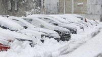 Badai diperkirakan akan semakin intens dalam beberapa hari mendatang, menurut Institut Meteorologi Republika Srpska—entitas Serbia di Bosnia—yang memperkirakan salju setinggi hingga 100 cm di kawasan pegunungan hingga Selasa malam (24/12). (AP Photo/Edvin Zulic)