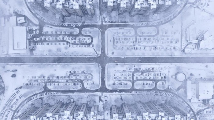 Aliran Listrik Ribuan Rumah di Bosnia Terputus Imbas Badai Salju An aerial view of traffic and parked cars during heavy snowfall in Alipasino Polje neighborhood of Sarajevo, Bosnia, Monday, Dec. 23, 2024. (AP Photo/Armin Durgut)