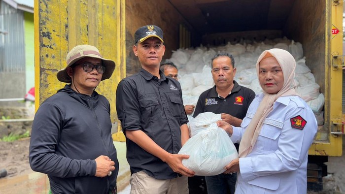 Andre Rosiade Kirim 1.000 Paket Sembako ke Korban Longsor di Agam Sumbar