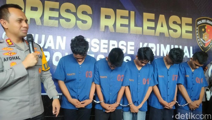 Anggota geng motor Mafia Bangladesh yang ditangkap Polres Asahan karena merusak fasilitas kantor pemerintahan setempat. (Perdana Ramadhan/detikSumut)