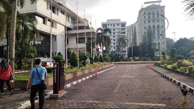 Area parkir di kantor Pemkot Medan yang sepi karena kebijakan ASN wajib naik kendaraan umum hari Selasa. (M Hasbi Fauzi/detikSumut)