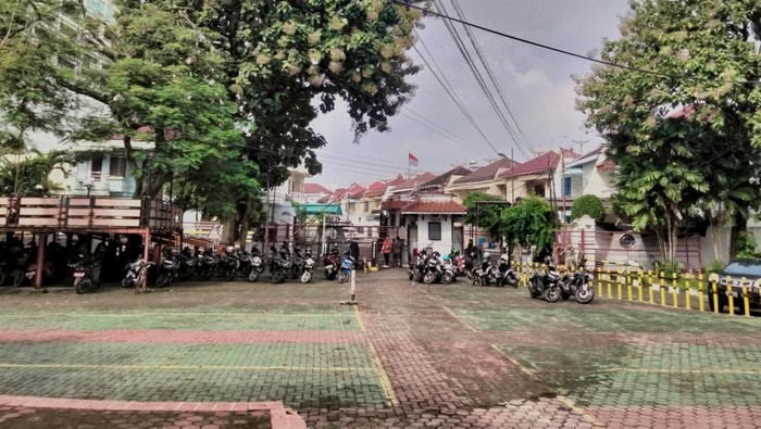 Area parkir di kantor Pemkot Medan yang sepi karena kebijakan ASN wajib naik kendaraan umum hari Selasa. (M Hasbi Fauzi/detikSumut)