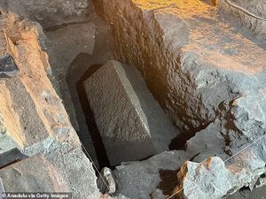 Arkeolog Menemukan Makam yang Diduga Milik Sinterklas di Bawah Gereja