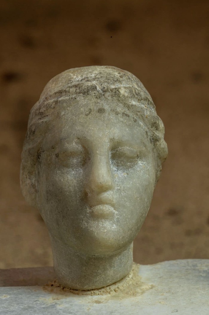 Artefak patung kepala marmer diduga kuat wajah Cleopatra Artefak patung kepala marmer diduga kuat wajah Cleopatra