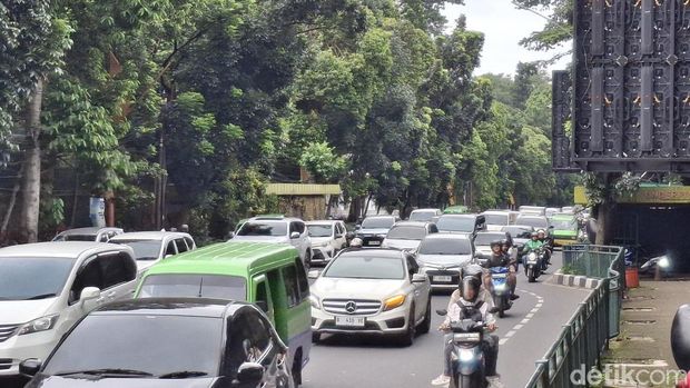 Arus lalu lintas di sejumlah titik di Kota Bogor terpantau padat pada sore ini. Kepadatan karena banyak aktivitas wisatawan mengisi libur Natal dan tahun baru. (M Sholihin/detikcom)