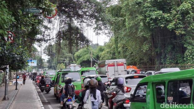 Arus lalu lintas di sejumlah titik di Kota Bogor terpantau padat pada sore ini. Kepadatan karena banyak aktivitas wisatawan mengisi libur Natal dan tahun baru. (M Sholihin/detikcom)