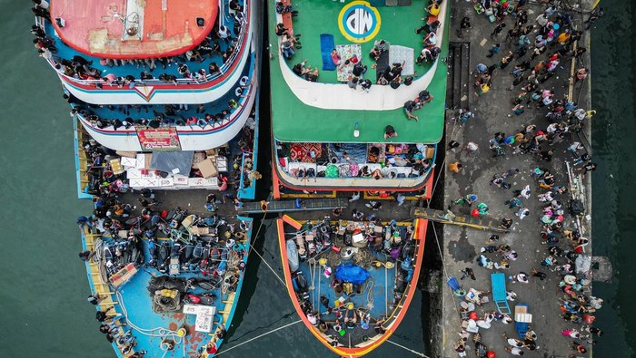 Sejumlah penumpang berada di atas kapal motor di Pelabuhan Manado, Sulawesi Utara, Senin (23/12/2024). Arus mudik pada H-2 Natal 2024 di pelabuhan tersebut dipadati warga dari Kepulauan Siau, Tagulandang, Biaro, Sangihe dan Talaud untuk mudik dengan menggunakan kapal motor. ANTARA FOTO/Yegar Sahaduta Mangiri/YU/wpa.
