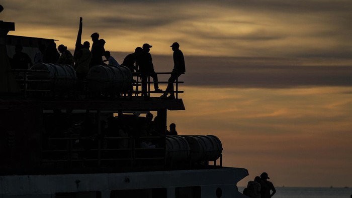 Sejumlah penumpang berada di atas kapal motor di Pelabuhan Manado, Sulawesi Utara, Senin (23/12/2024). Arus mudik pada H-2 Natal 2024 di pelabuhan tersebut dipadati warga dari Kepulauan Siau, Tagulandang, Biaro, Sangihe dan Talaud untuk mudik dengan menggunakan kapal motor. ANTARA FOTO/Yegar Sahaduta Mangiri/YU/wpa.