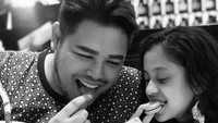Putri Ramzi juga diketahui dekat dengan Ivan Gunawan. Ia sudah menganggap Ivan sebagai saudaranya, begini momen kedekatannya sambil menikmati macaroon. Foto: Instagram @therealasilamaisa