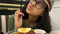 Asila juga mampir ke kedai makanan saat di Singapura. Ia menikmati mie goreng dengan potongan ayam goreng renyah. Foto: Instagram @therealasilamaisa
