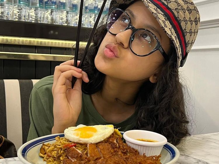Potret Asila Maisa, Anak Ramzi Ketika Nikmati Cupcake dan Mie Goreng