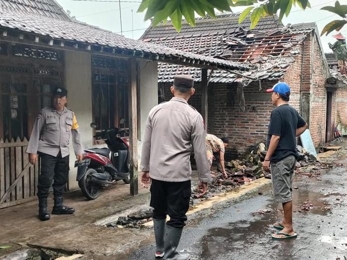 Atap rumah warga rusak tersapu puting beliung di Desa Kropyak Kecamatan Winong, Kabupaten Pati, Selasa (24/12/2024).