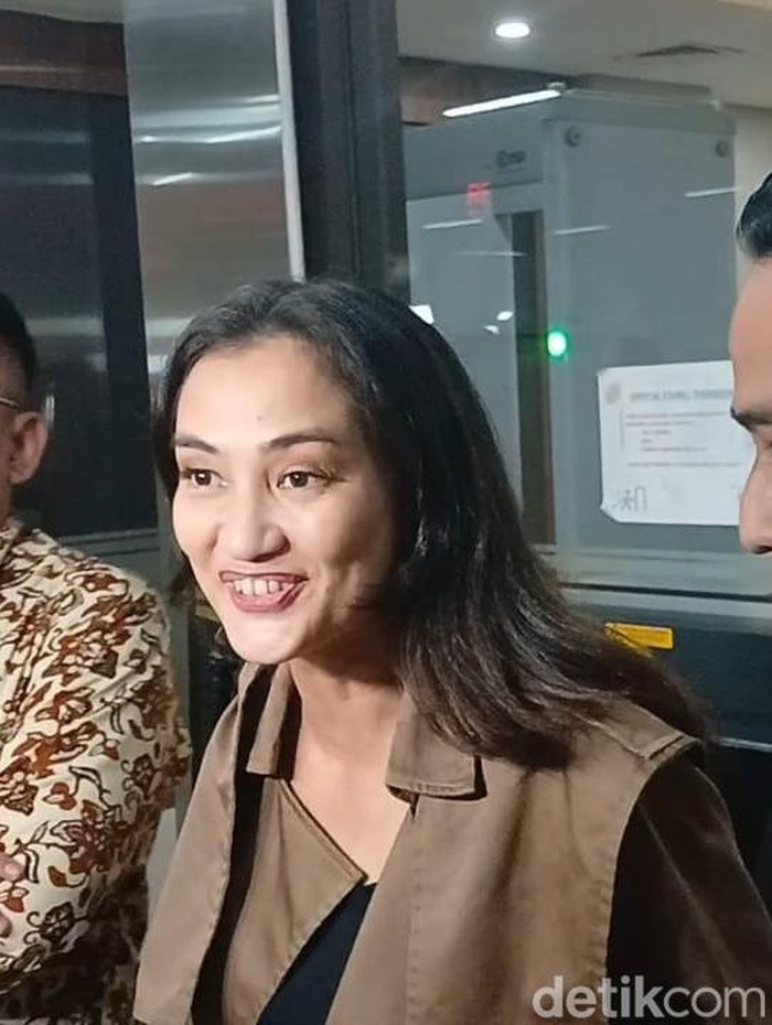 atiqah hasiholan atiqah hasiholan