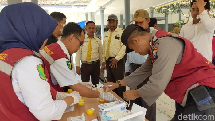 awak bus di trenggalek dites urine