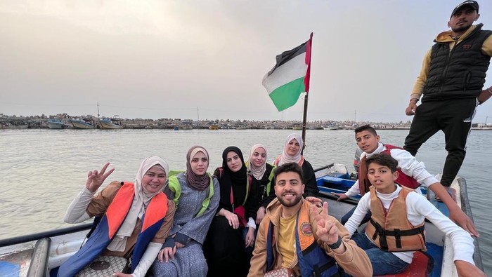 Ayu Aida bersama keluarga suami di Gaza.