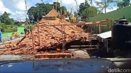 Bale pesandekan di Desa Mengwi, Kecamatan Mengwi, Badung, Bali, tiba-tiba roboh pada Selasa (24/12/2024). (Foto: Agus Eka/detikBali)