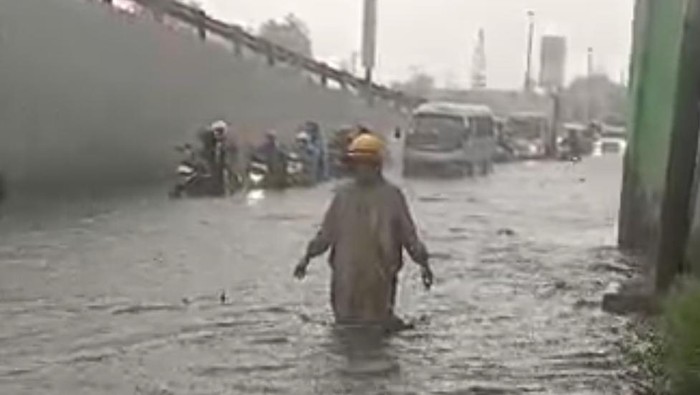 Banjir di Flyover Waru Sidoarjo