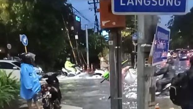 banjir di surabaya bikin motor mogok