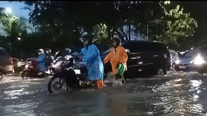 banjir di surabaya bikin motor mogok