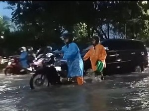 Malam Natal di Surabaya Diterjang Hujan Deras, Beberapa Titik Terendam Banjir