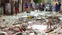 Banjir ini disebabkan oleh hujan deras yang turun terus menerus.  