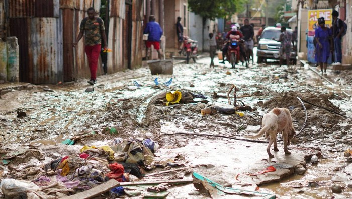Banjir Terjang Haiti di Tengah Teror Geng Kriminal A man bails floodwater from a house after floods caused by torrential rains, in Port-de-Paix, Haiti December 23, 2024. REUTERS/Larose Mikelson
