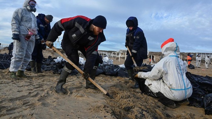 Berjibaku Bersihkan Tumpahan Minyak di Garis Pantai Rusia Volunteers work to clear spilled oil on the coastline following an incident involving two tankers damaged in a storm in the Kerch Strait, in the settlement of Blagoveshchenskaya near the Black Sea resort of Anapa in the Krasnodar region, Russia December 21, 2024. REUTERS/Sergey Pivovarov TPX IMAGES OF THE DAY