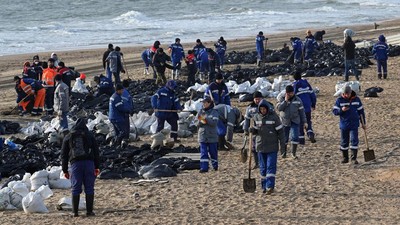Berjibaku Bersihkan Tumpahan Minyak di Garis Pantai Rusia