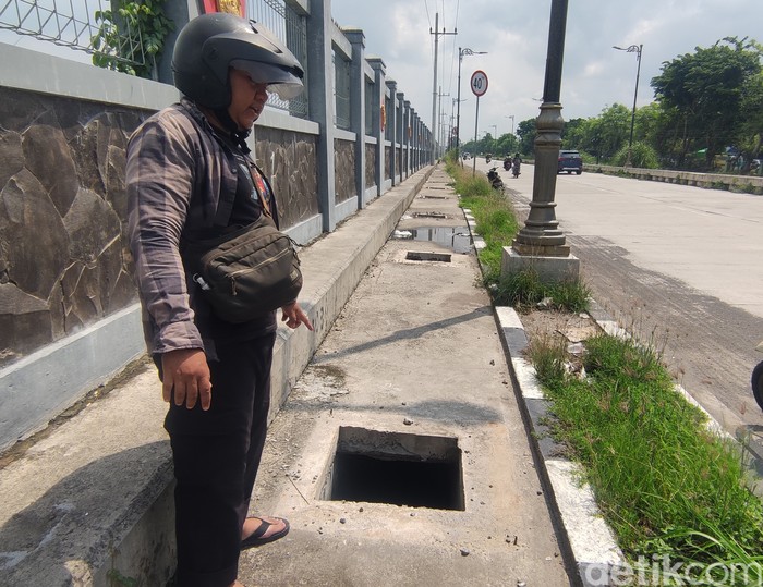 Besi penutup selokan di Frontage Aloha Sidoarjo hilang diduga dicuri