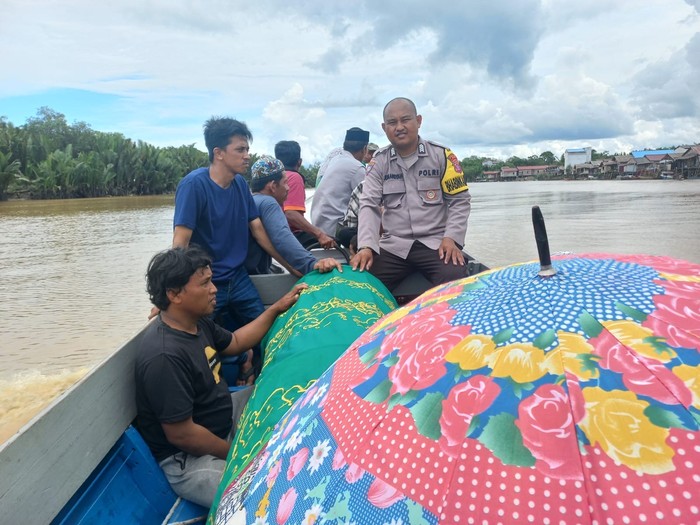 Bhabinkamtibmas Desa Maruat Kaltim Bantu Proses Pemakaman Warga