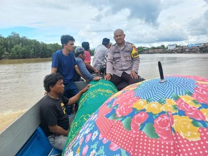 Bhabinkamtibmas Desa Maruat Kaltim Bantu Proses Pemakaman Warga