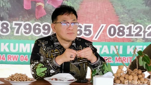 Kepala Badan Percepatan Pengentasan Kemiskinan RI, Budiman Sudjatmiko berkunjung ke Basecamp Pusat Asosiasi Petani Kelengkeng Mandiri di Desa Lembu Purwo, Kebumen, Selasa (24/12/2024) sore