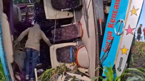 Bus PO Surya Kencana terguling akibat rem blong di Desa Monggo, Kecamatan Madapangga, Kabupaten Bima, NTB, Selasa, (24/12/2024) pagi. (Istimewa)