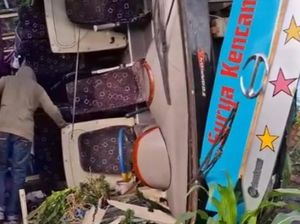 Bus Surya Kencana Muat Kontingen Sepeda Cross Kota Bima Terguling