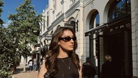 Wanita 25 tahun ini sering jalan-jalan ke luar negeri. Selain bagikan potret Outfit of the Day (OOTD), ia juga terlihat menenteng minuman yang tampak seperti kopi susu. Foto: Instagram natasharyder