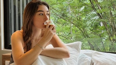 Cantiknya Natasha Ryder Saat Ngopi dan Nikmati Floating Breakfast